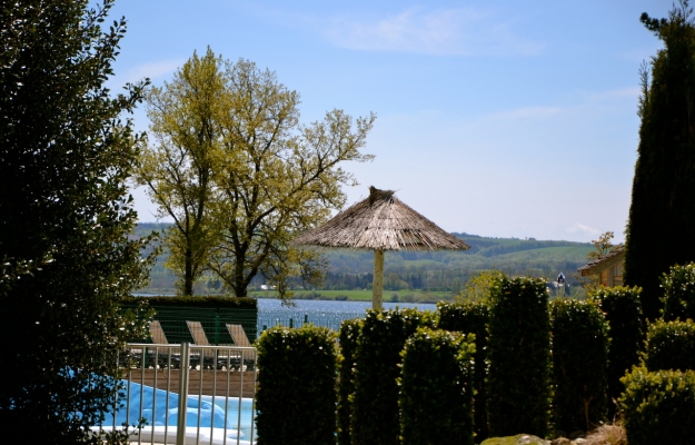 Rare, camping à vendre les pieds dans l'eau